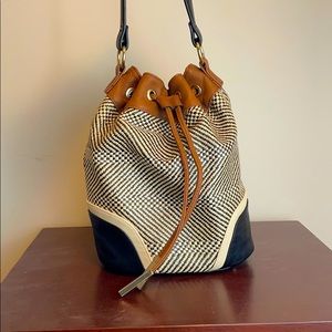 Elegant and modern bucket bag